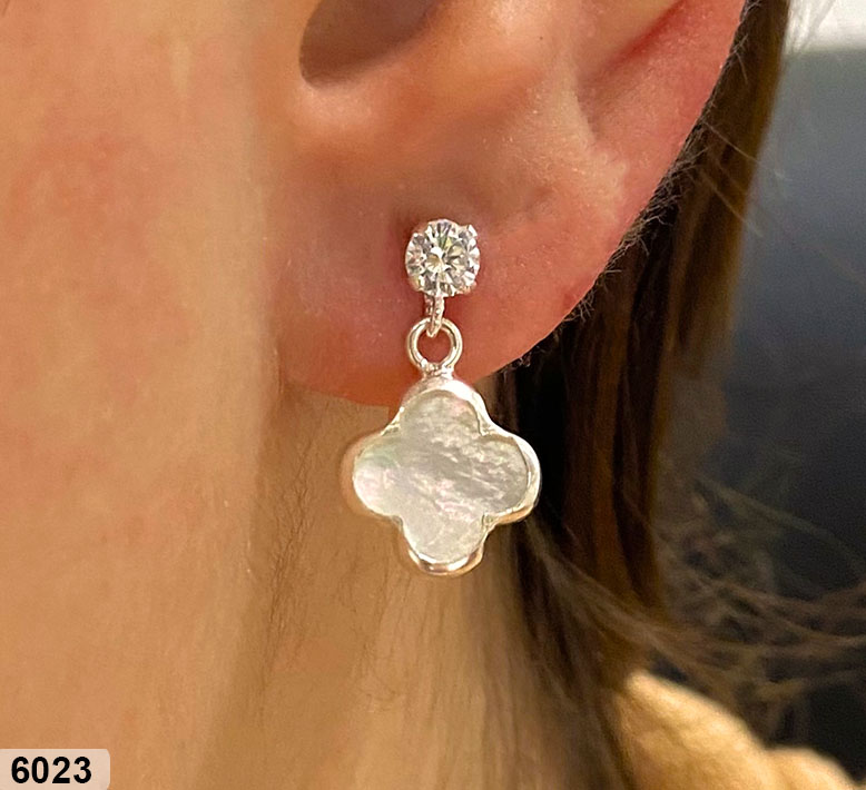 11 BR 06023 TREBOL ESTILO VAN CLEEF BCO