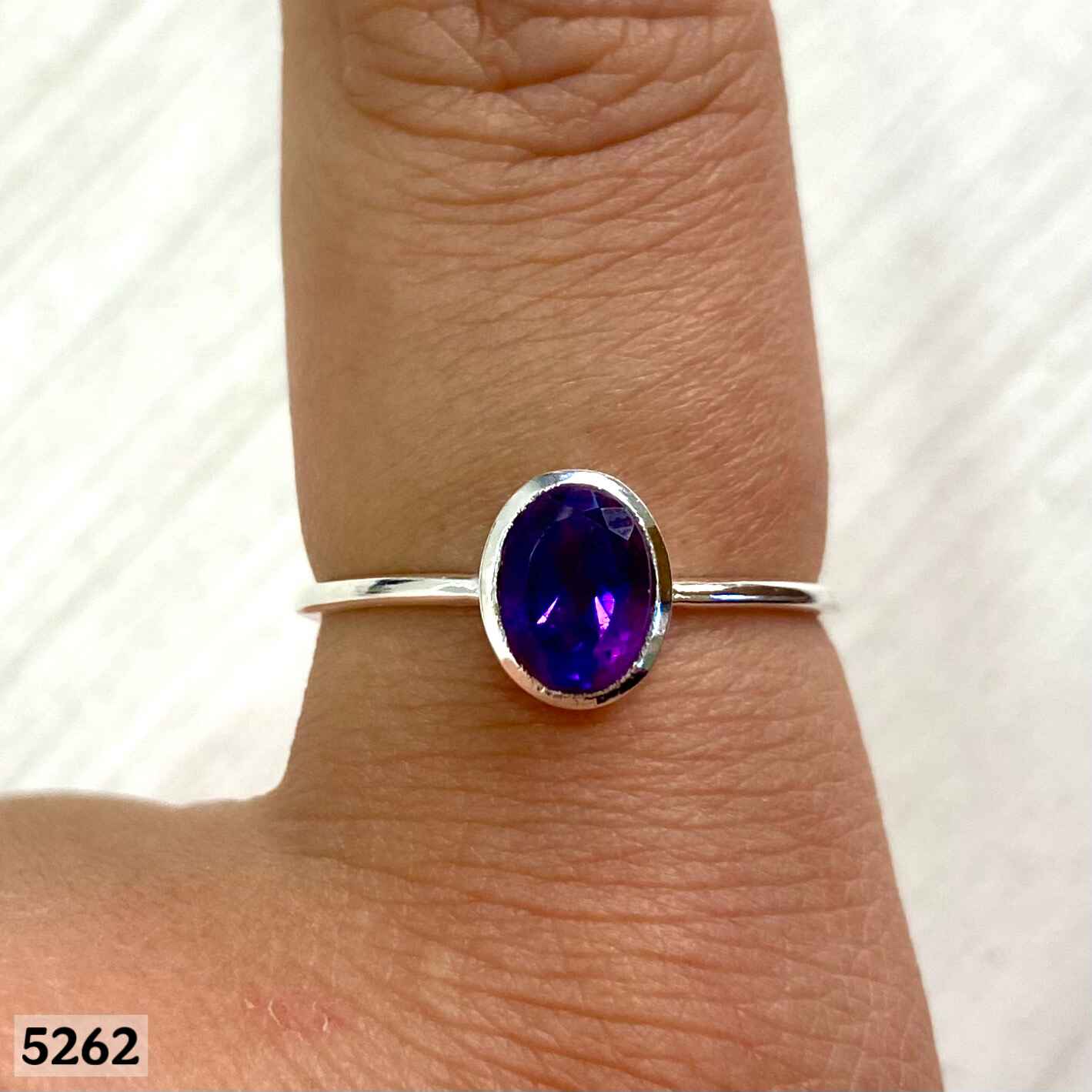 17 AN 05262 OVAL AMATISTA