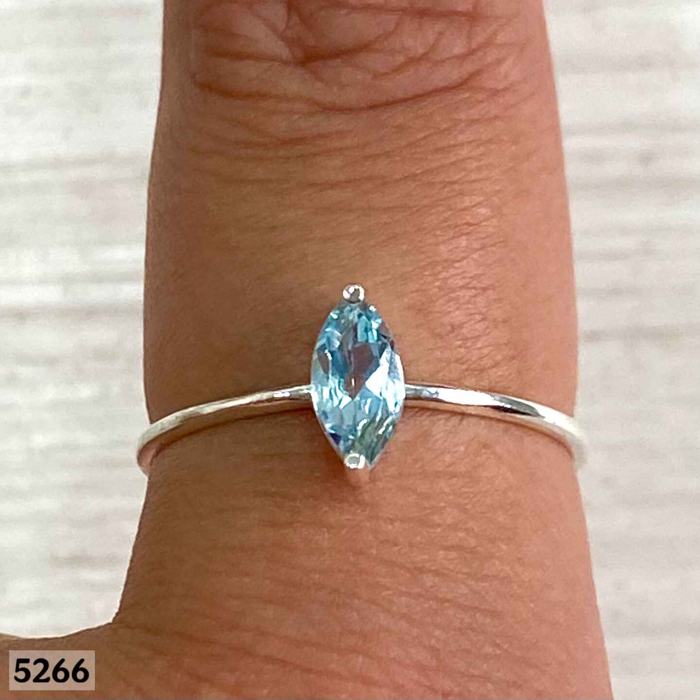 17 AN 05266 OVAL AGUA MARINA